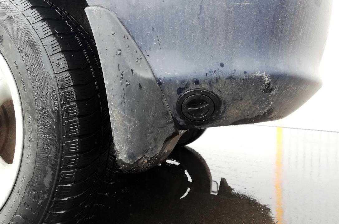 Газовий заправний пристрій в нижній частині бамперу