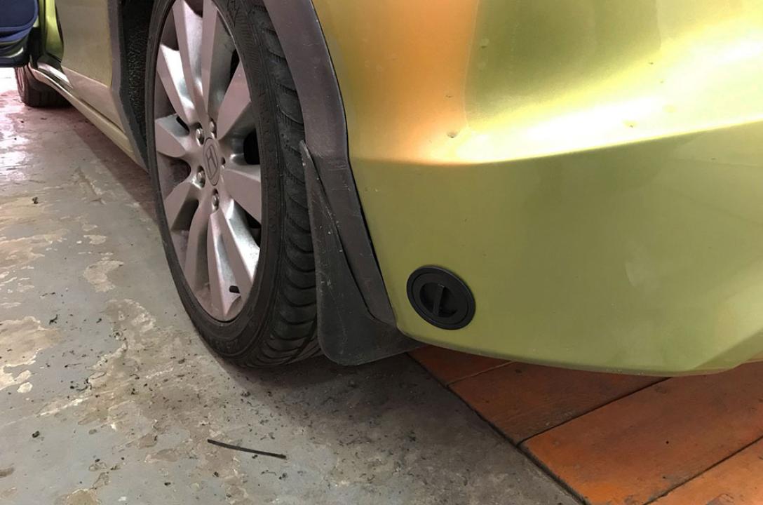 Газовий заправний пристрій в нижній частині бампера