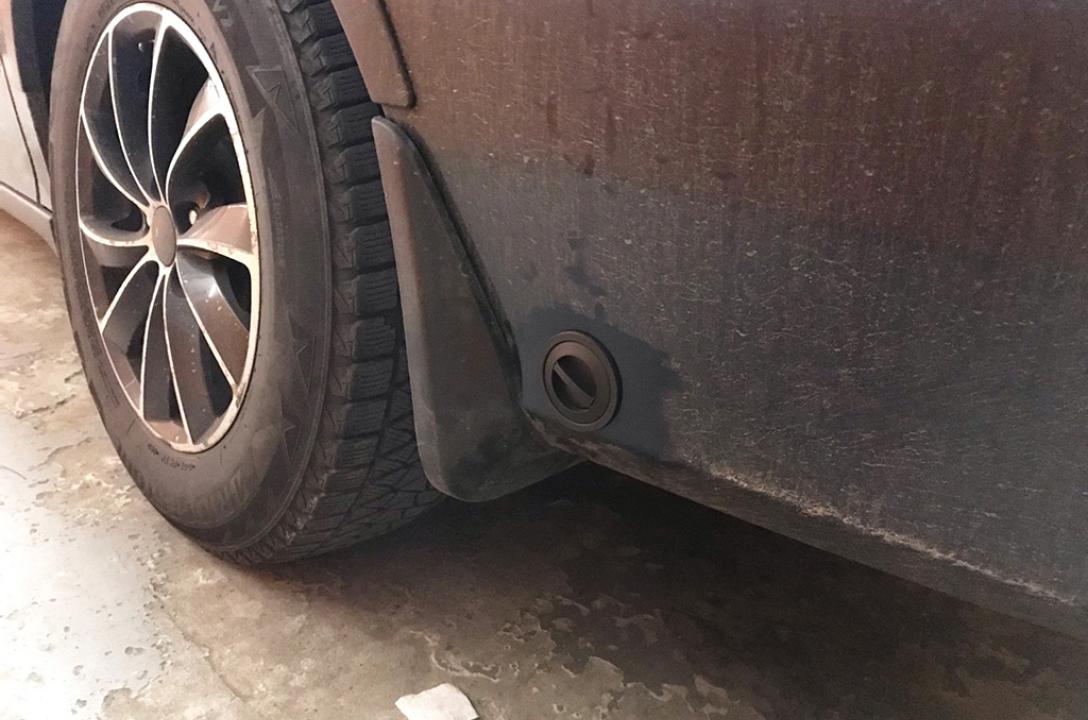 Газовий заправний пристрій в нижній частині бампера