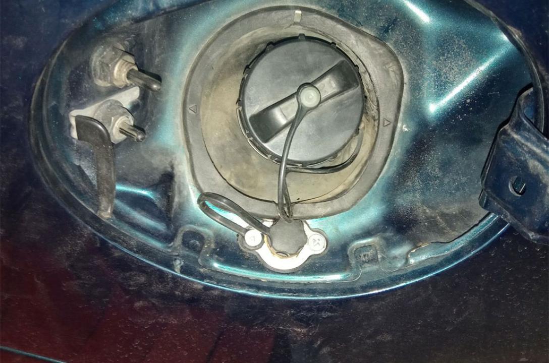 Газовий заправний пристрій виведено в люк бензобаку