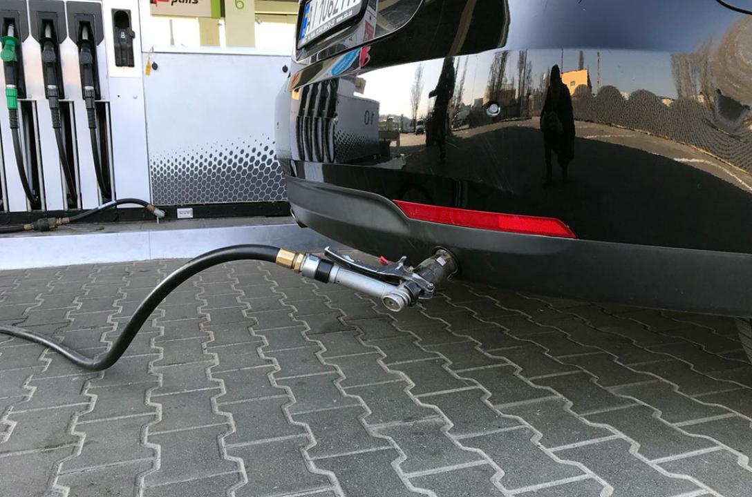 Газовое заправочное устройство в нижней части бампера