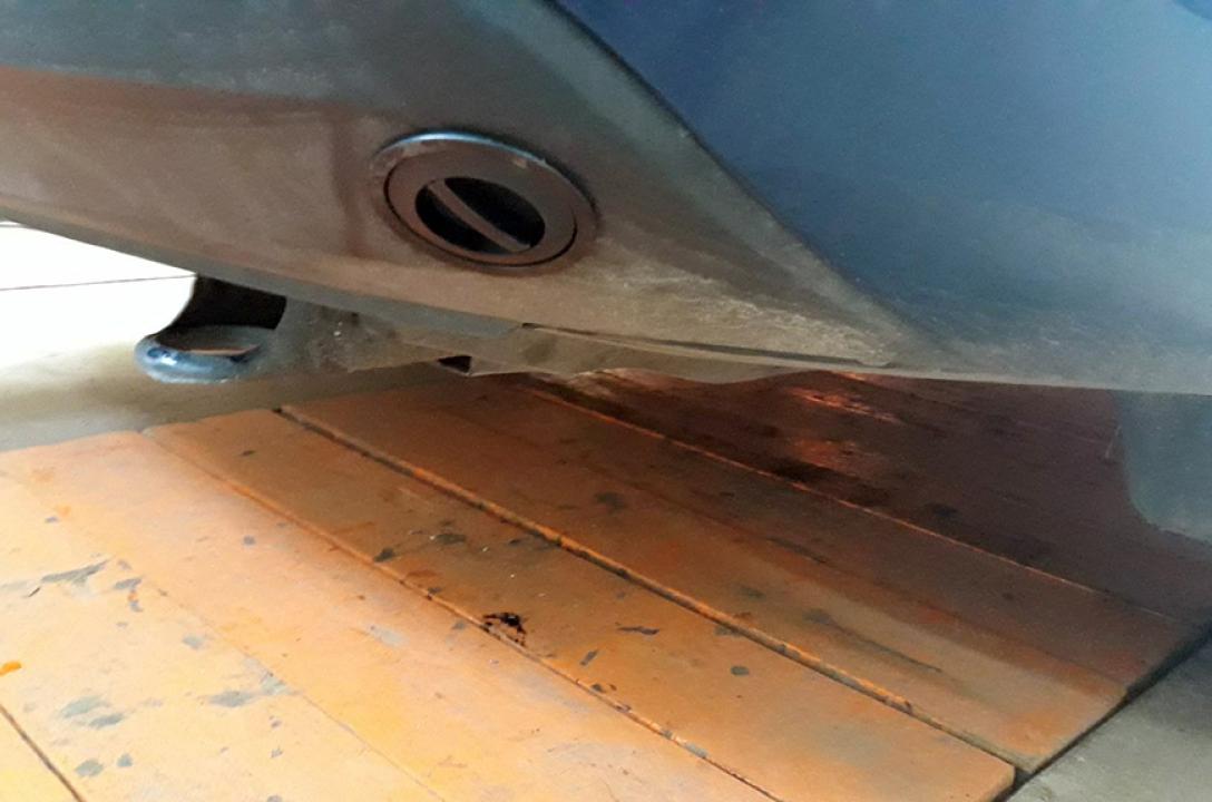 Газовий заправний пристрій в нижній частині бампера