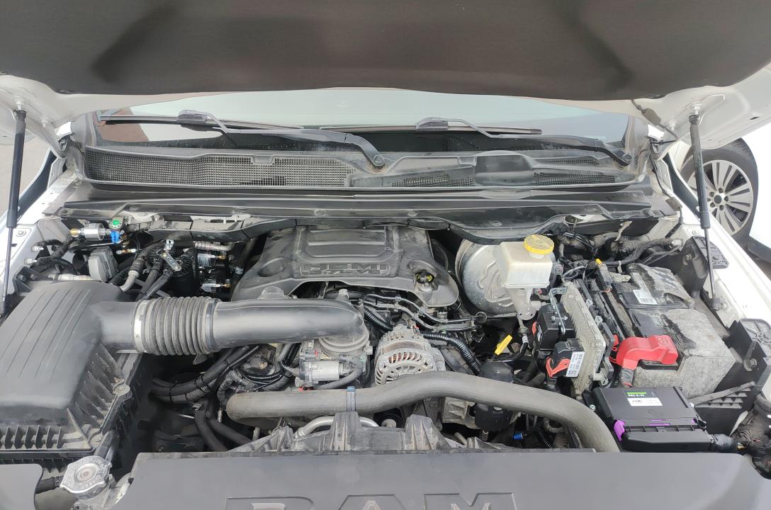 Загальний вигляд підкапотного простору RAM 1500 5.7 2018 після акуратною встановлення ГБО майстрами нашої команди.