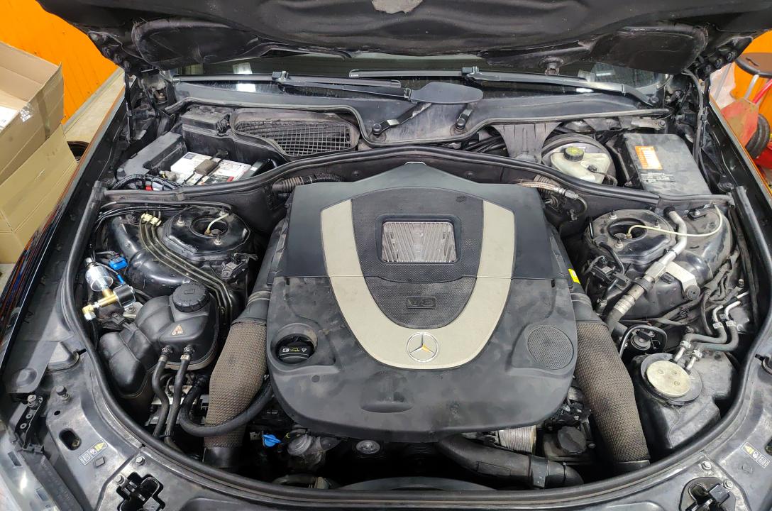 Загальний вигляд підкапотного простору MERCEDES-BENZ S500 5.5 2007 після акуратного встановлення ГБО майстрами нашої команди