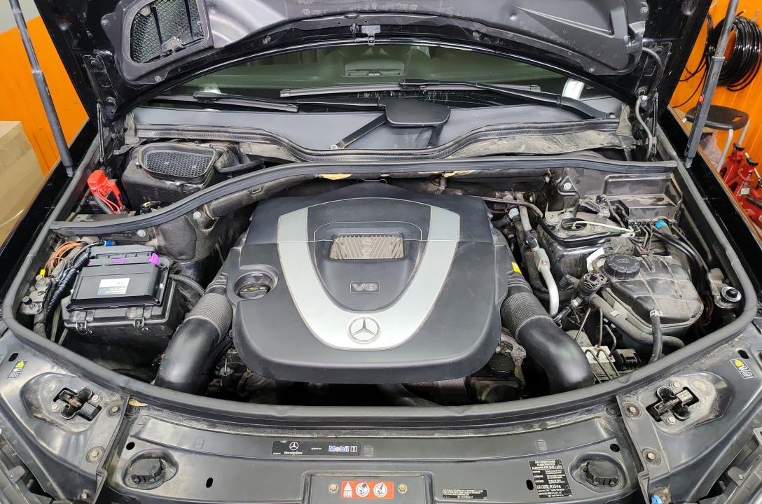 Загальний вигляд підкапотного простору MB ML350 3.5 після акуратної установки ГБО майстрами нашої команди.