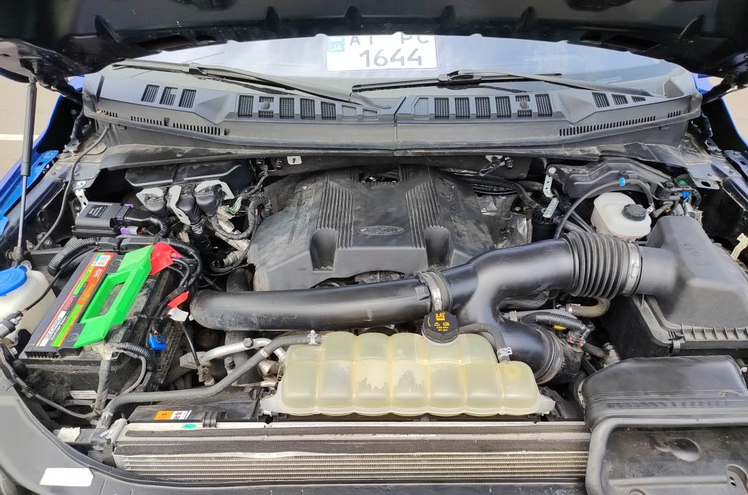 Загальний вигляд підкапотного простору Ford F150 3.5 Ecoboost після встановлення ГБО.