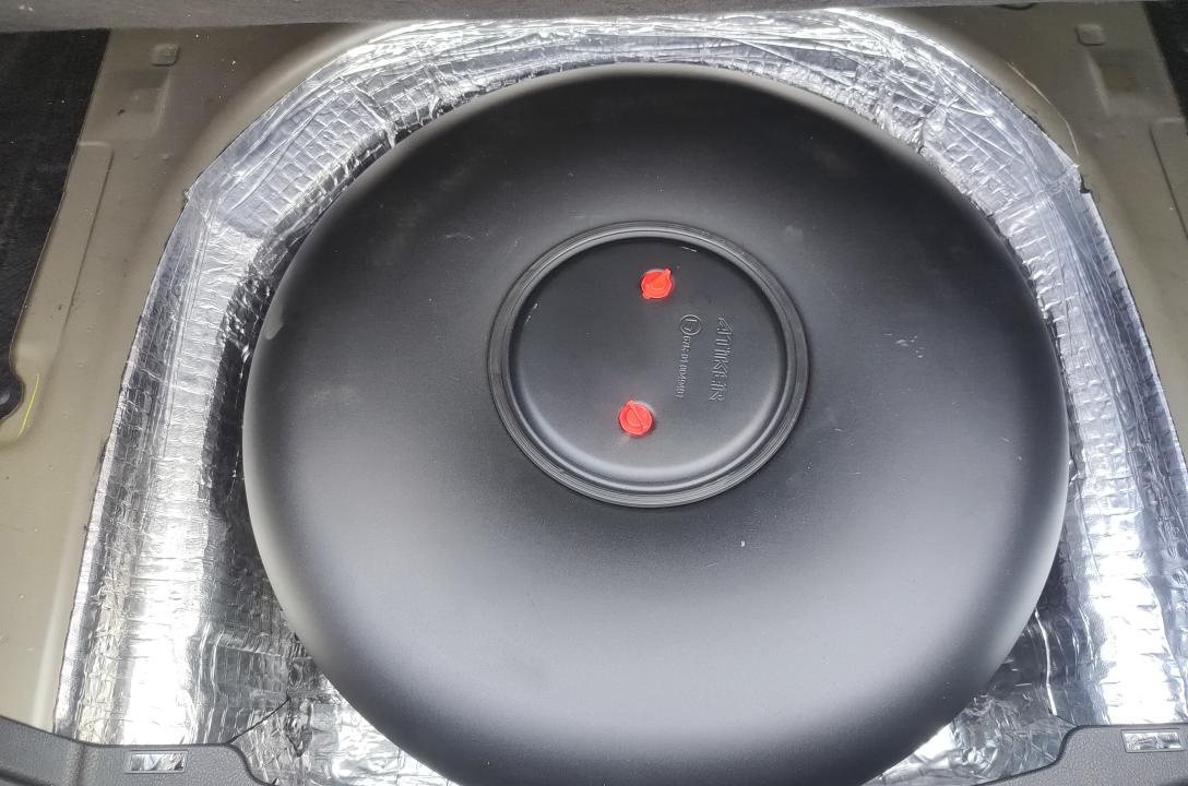 Газовий балон тут тороїдальної форми на 65l, встановлений в ніші запасного колеса. У балоні встановлено мультиклапан євростандарту з багатоступеневим захистом.