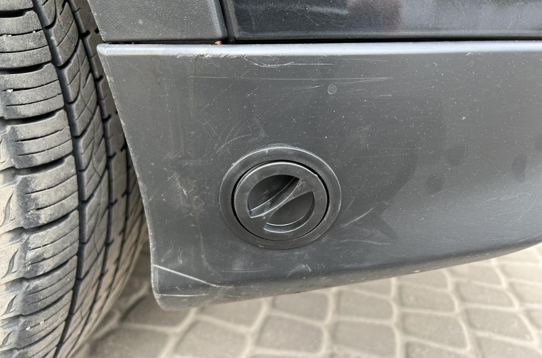 Заправочное устройство может быть размещено как в лючке бензобака, так и под бампером, либо может быть вмонтировано в полости бампера.