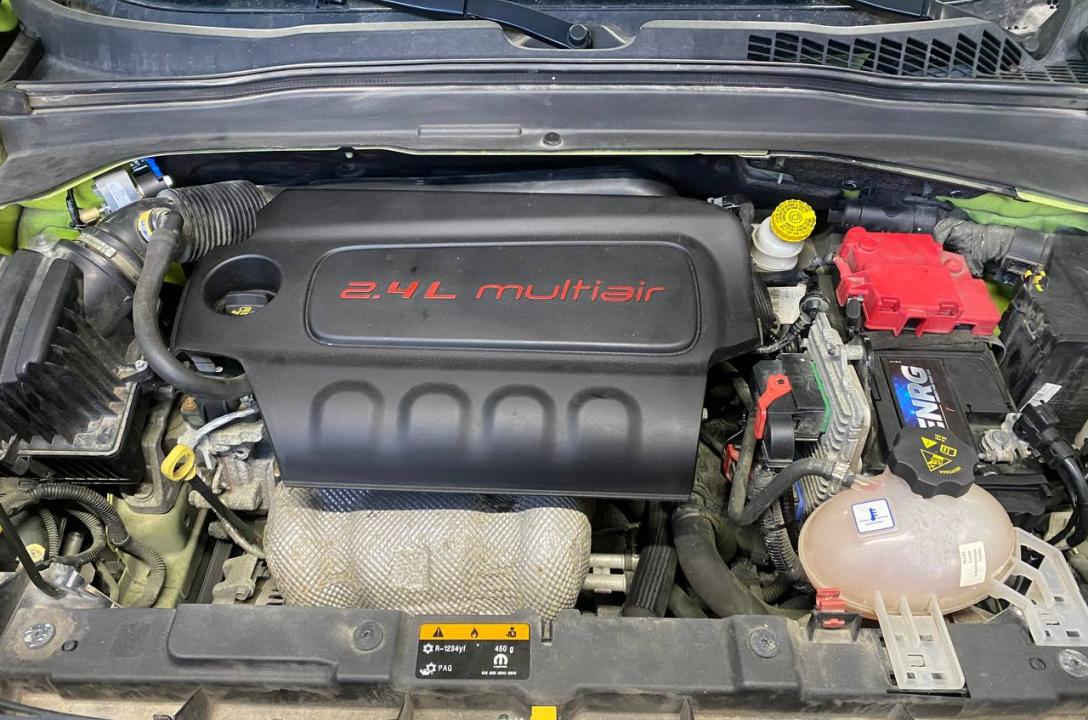 Общий вид подкапотного пространства Jeep Renegade 2.4 2019 после установки ГБО мастерами нашей команды.