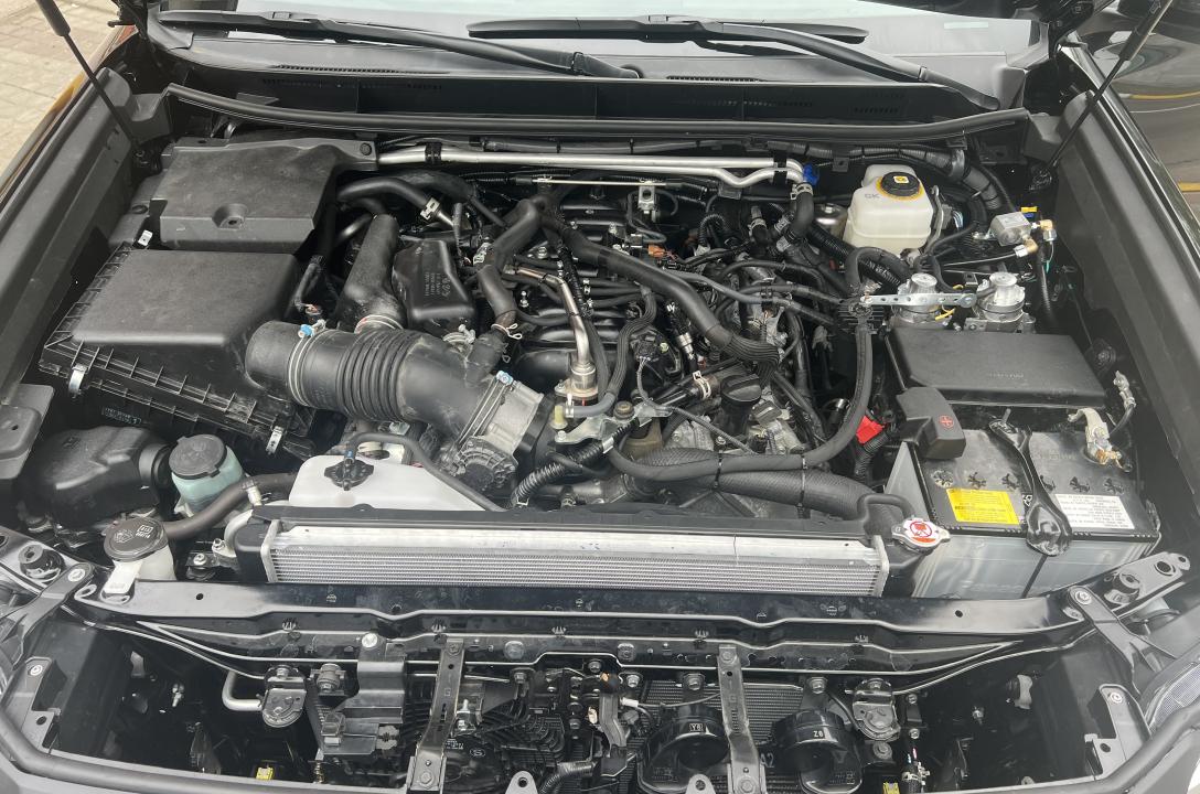 Общий вид подкапотного пространства Lexus GX 460 4.6 после аккуратной установки ГБО мастерами нашей команды. Мастера нашей команды выполняют все манипуляции с соблюдением высокой культуры выполнения работ, чтобы установленный комплект ГБО не мешал обслужи