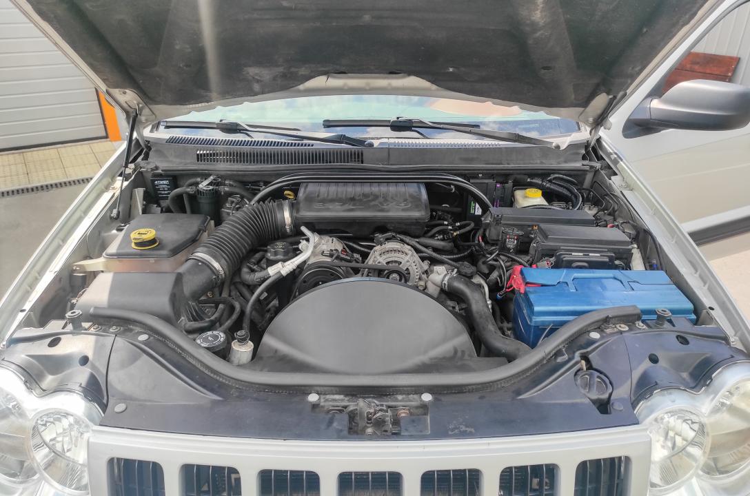 Общий вид подкапотного пространства Jeep Grand Cherokee 3.7 2006 после аккуратной установки ГБО мастерами нашей команды. 