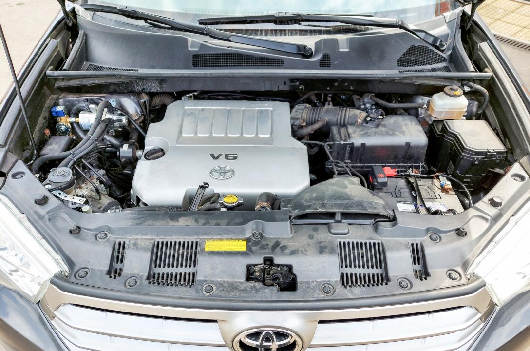Общий вид подкапотного пространства Toyota Highlander 3.5 2012 после аккуратной установки ГБО мастерами нашей команды. 