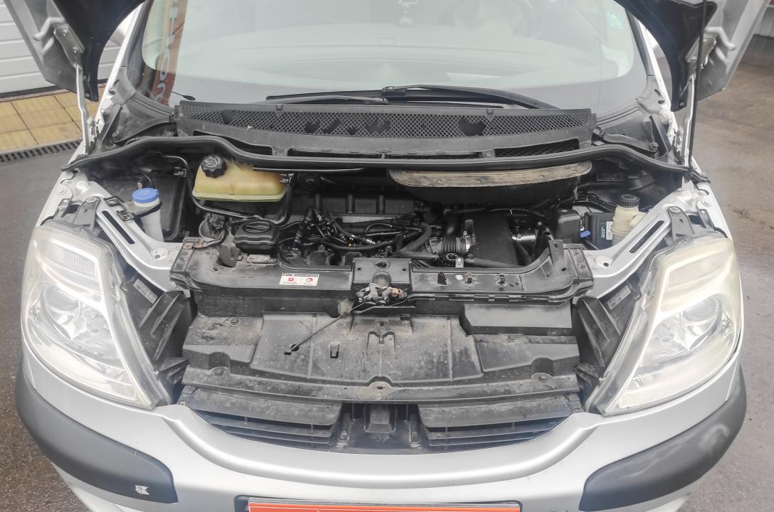 Общий вид подкапотного пространства Citroen C8 2.0 2006 после аккуратной установки ГБО мастерами нашей команды. 