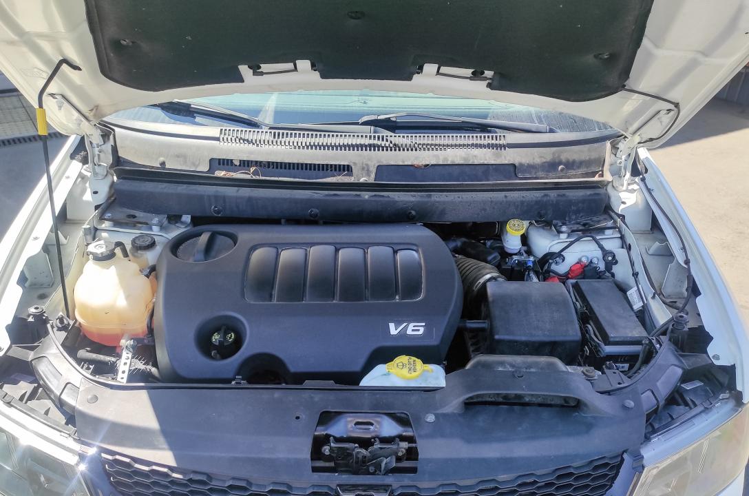 Загальний вигляд підкапотного простору Dodge Journey 3.6 2018 після встановлення ГБО.