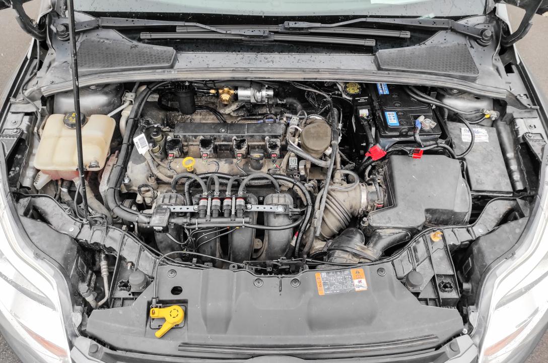 Загальний вигляд підкапотного простору Ford Focus 2.0 Ti-VCT 2014 після акуратного встановлення ГБО майстрами нашої команди.