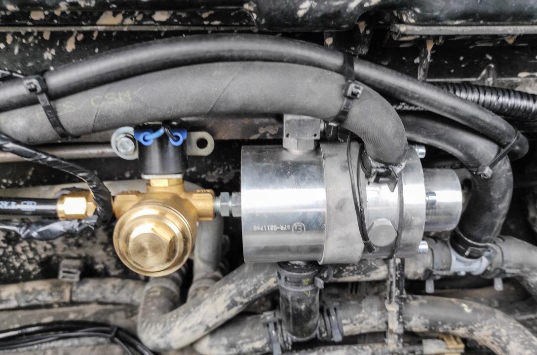 Необхідний стабільний робочий тиск газу забезпечує газовий редуктор MRC з електромагнітним клапаном LPG, і достатнім для такого двигуна запасом потужності до 250 к.с.