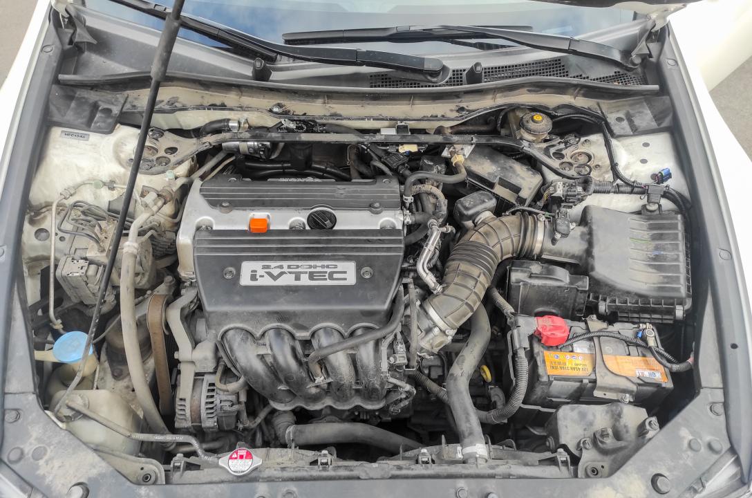Общий вид подкапотного пространства Honda Accord 2.4 2011 после аккуратной установки ГБО мастерами нашей команды.