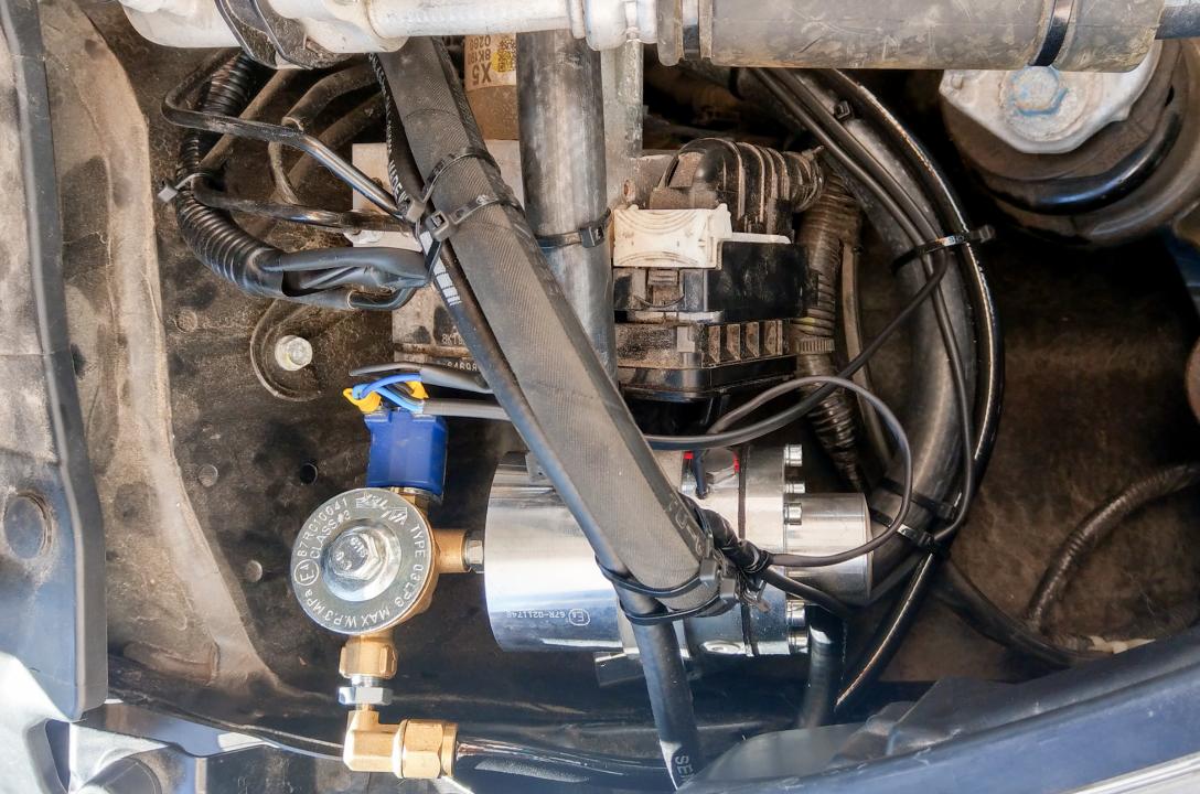 Необхідний робочий тиск газу забезпечує газовий редуктор MRC з електромагнітним клапаном LPG, і достатнім для такого двигуна запасом потужності до 250 к.с. За рахунок достатнього запасу потужності, цей редуктор ніколи не буде працювати на межі можливостей