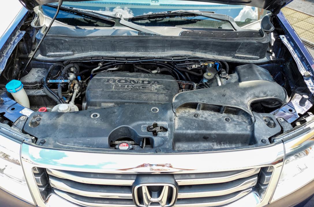Загальний вигляд підкапотного простору Honda Pilot 3.5 2013 після встановлення ГБО.