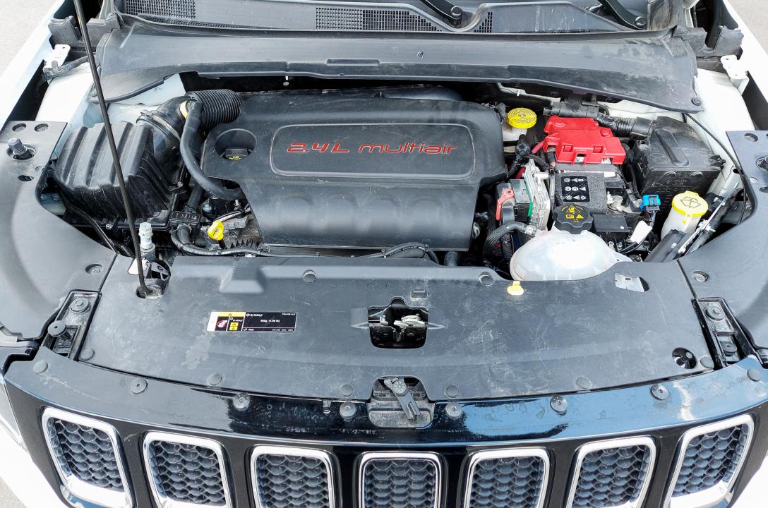 Загальний вигляд підкапотного простору Jeep Compass 2.4 2020 після встановлення ГБО.