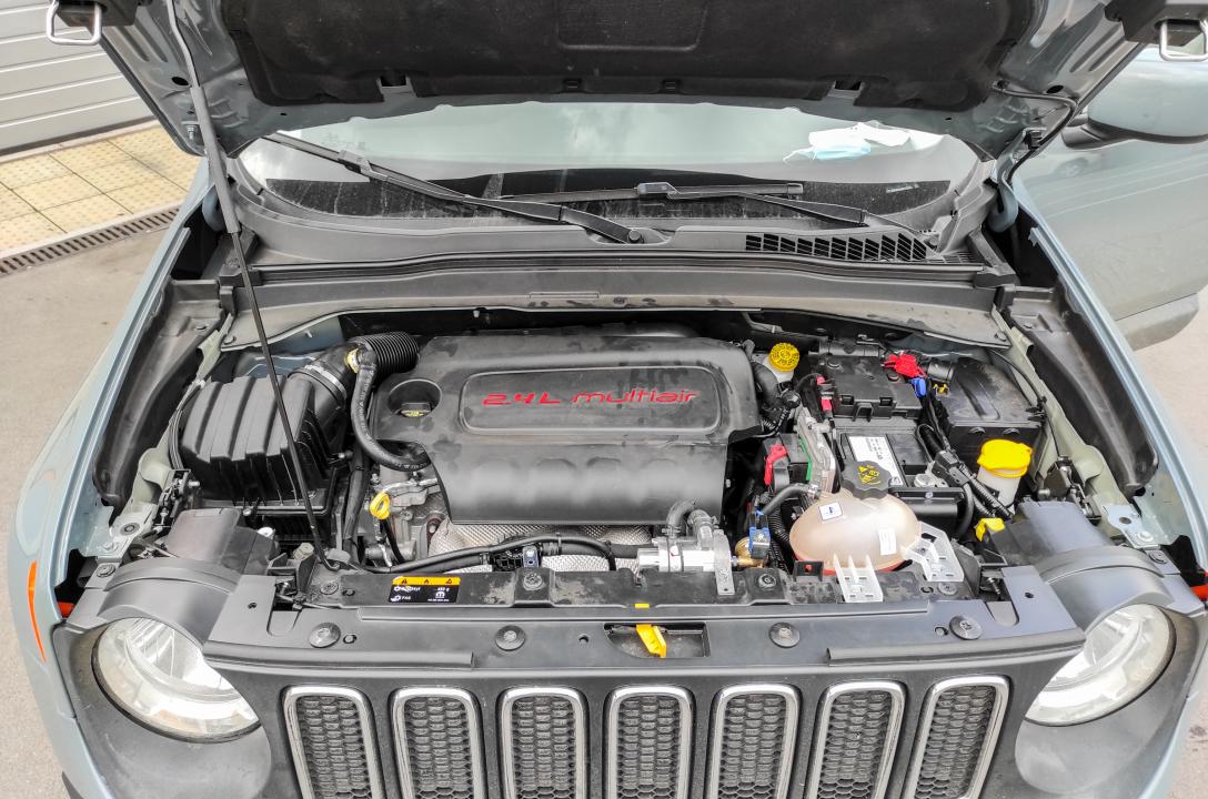 Загальний вигляд підкапотного простору Jeep Renegade 2.4 2017 після акуратного встановлення ГБО майстрами нашої команди.