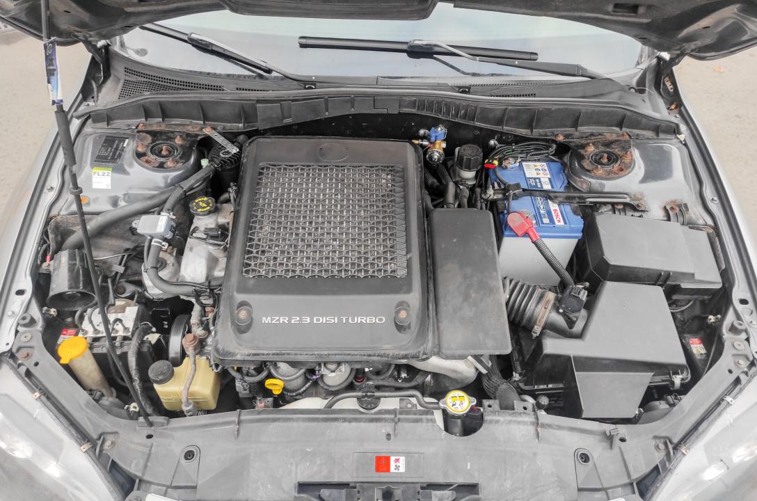 Общий вид подкапотного пространства Mazda 6 2.3 disi Turbo 2006 после аккуратной установки ГБО мастерами нашей команды. Мастера нашей команды выполняют все манипуляции с соблюдением высокой культуры выполнения работ, чтобы установленный комплект ГБО не ме