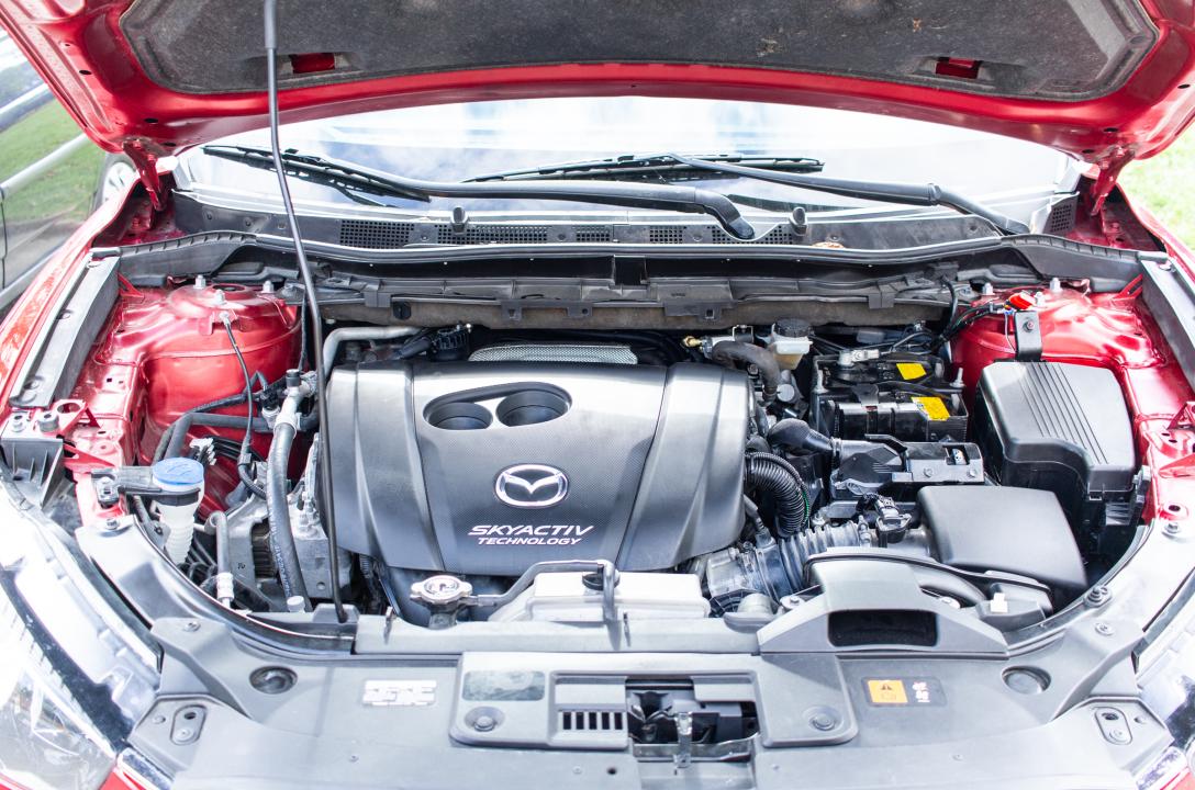 Загальний вигляд підкапотного простору Mazda CX-5 2.5 SkyActive 2016 після акуратного встановлення ГБО майстрами нашої команди.