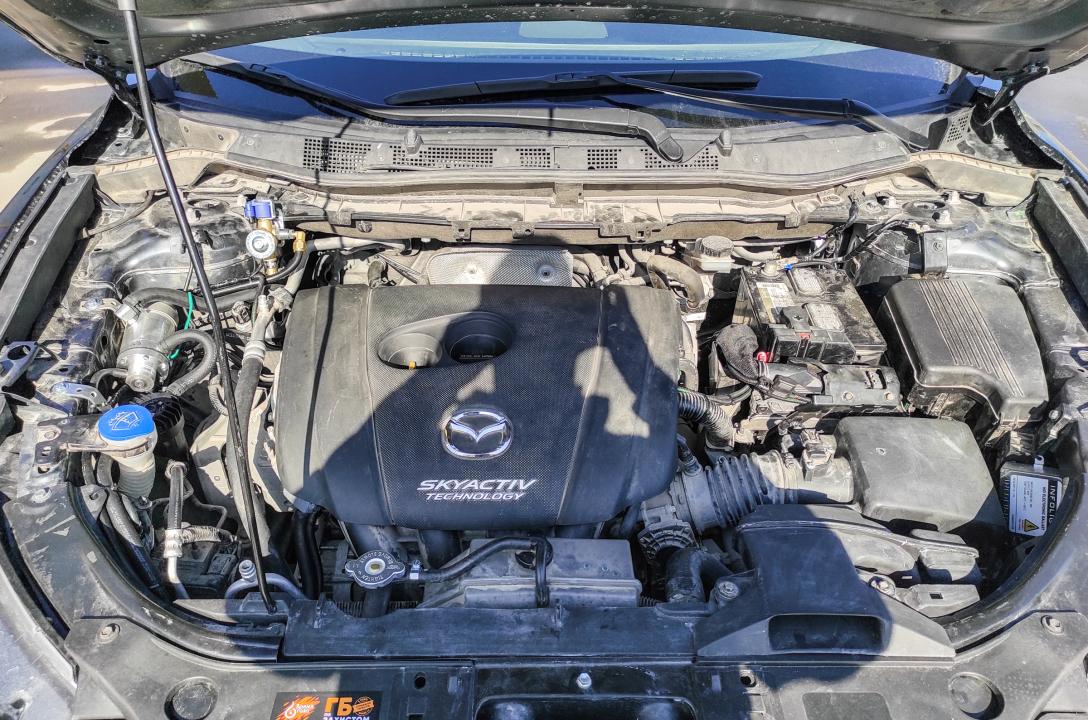 Общий вид подкапотного пространства Mazda CX-5 2.5 SkyActive 2017 после аккуратной установки ГБО мастерами нашей команды.