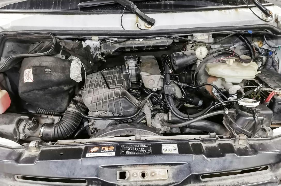 Загальний вигляд підкапотного простору Mercedes-Benz Sprinter 412 2.3 2003 після акуратного встановлення ГБО майстрами нашої команди. Майстри нашої команди виконують усі маніпуляції з дотриманням високої культури виконання робіт, щоб встановлений комплект