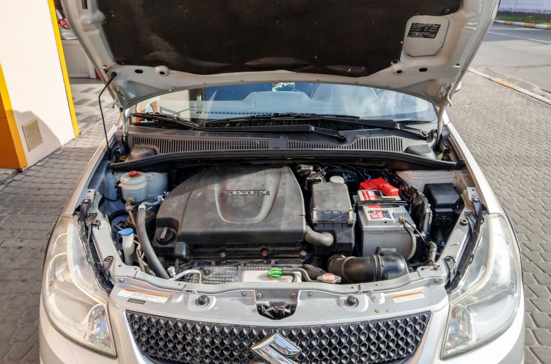 Загальний вигляд підкапотного простору Suzuki SX4 2.0 2010 року після акуратного встановлення ГБО нашими майстрами.