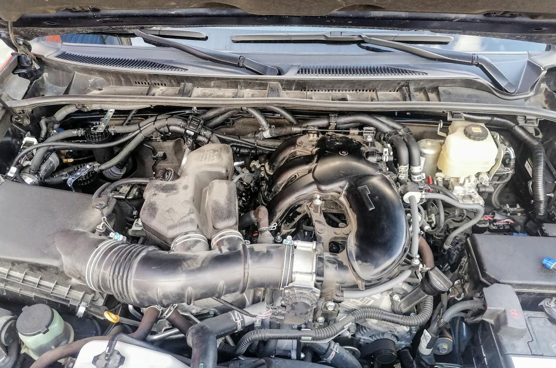 Загальний вигляд підкапотного простору Toyota 4Runner 4.0 2018 після встановлення ГБО.