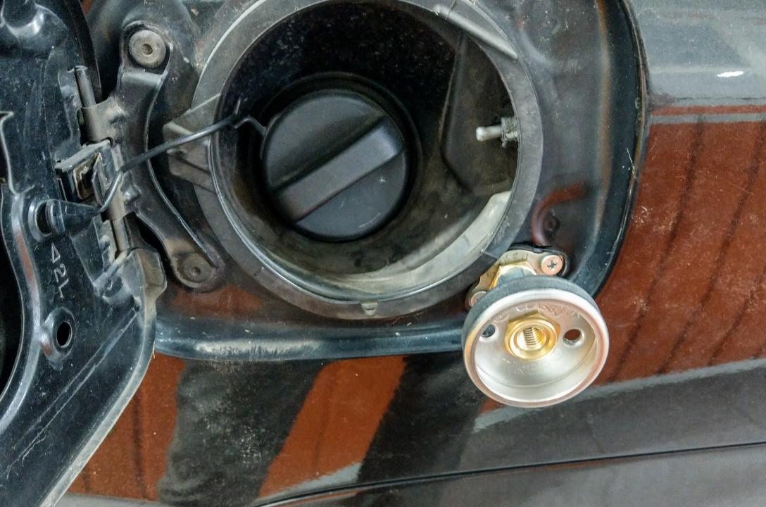 Заправочное устройство может быть размещено как в лючке бензобака, так и под бампером, либо может быть вмонтировано в полости бампера. По решению клиента, наши мастера эстетично разместили заправочное устройство в лючке бензобака авто, надежно закрепив ег