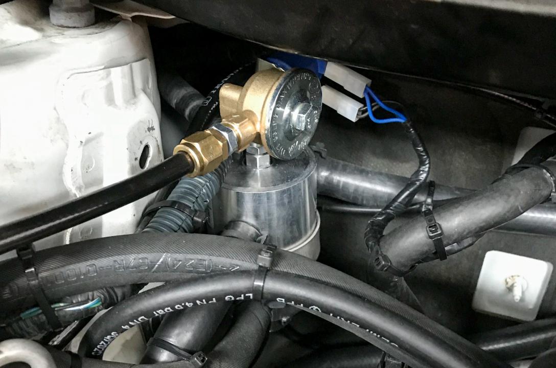 Необхідний робочий тиск газу забезпечує газовий редуктор MRC з електромагнітним клапаном LPG, і достатнім для такого двигуна запасом потужності до 250 к.с.