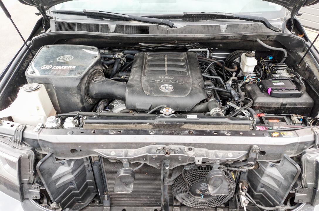 Загальний вигляд підкапотного простору Toyota Sequoia 5.7 2017 після встановлення ГБО.