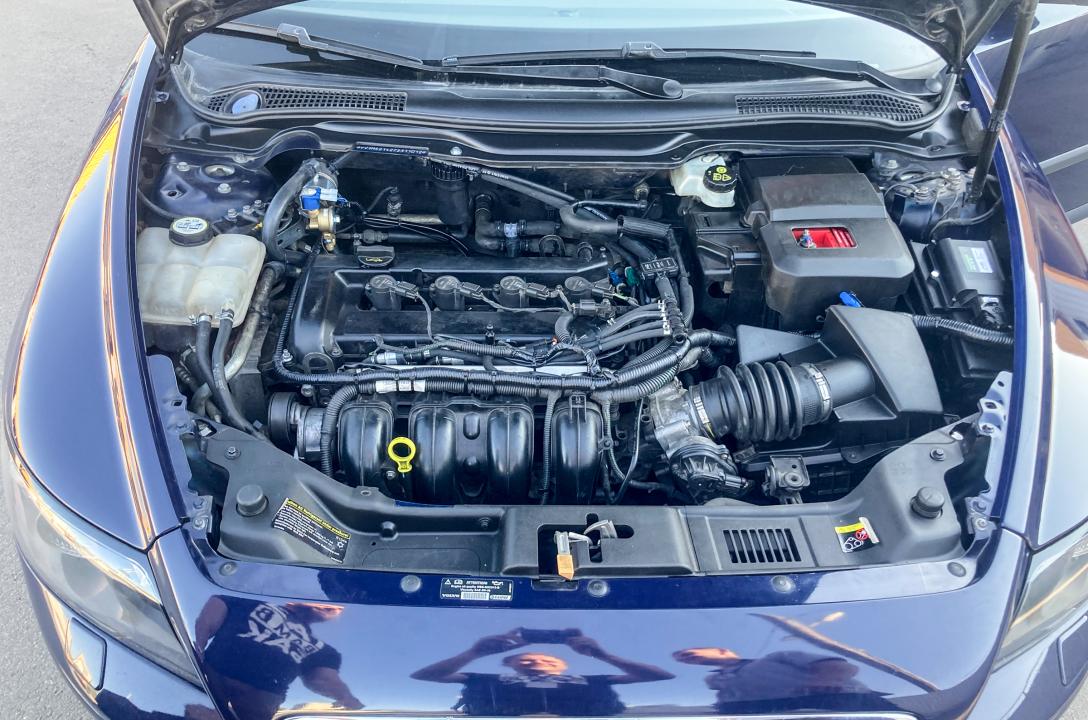 Загальний вигляд підкапотного простору Volvo S40 1.8 2007 року після акуратного встановлення ГБО майстрами нашої команди.