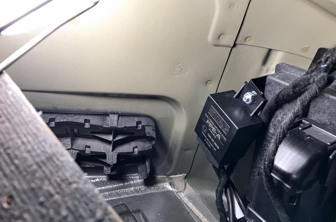 Для контролю обсягу подачі палива бензонасосом і досягнення коректної роботи ДВС з безпосереднім упорскуванням застосований емулятор тиску палива Stag FPE-A.