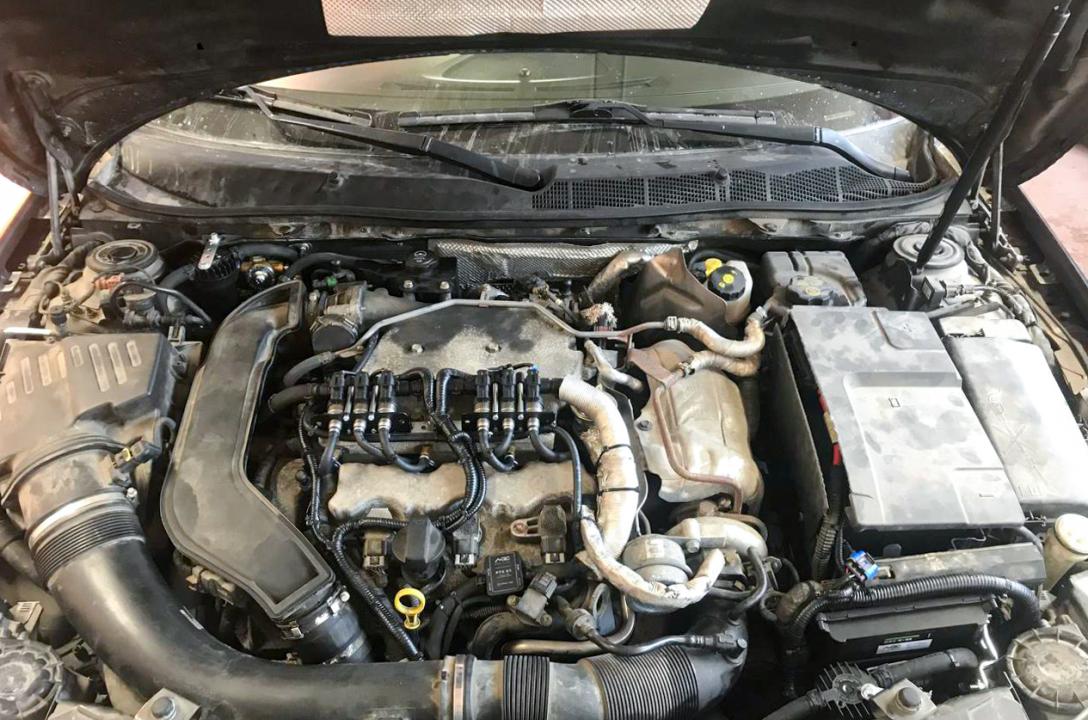 Загальний вигляд підкапотного простору Saab 9-5 Aero 2.8 turbo 2010 року після встановлення ГБО.
