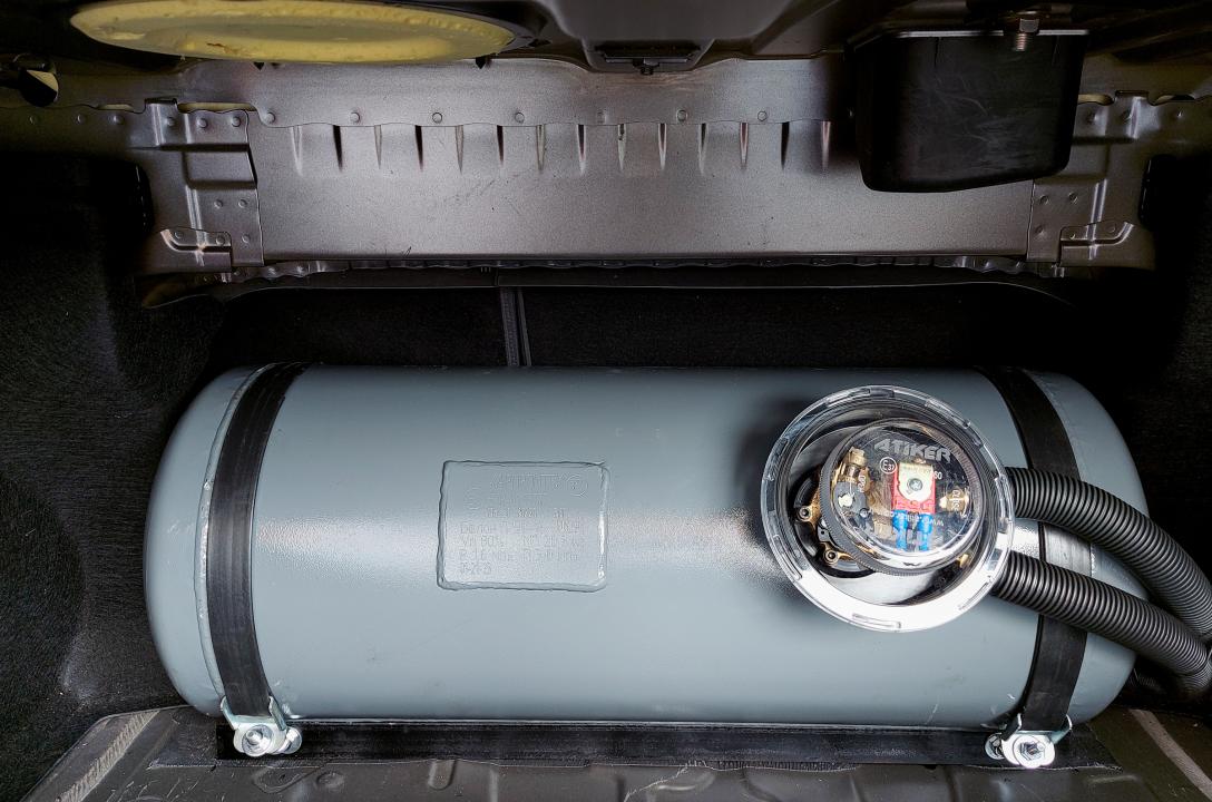 Оскільки це сучасний, технологічний і економічний автомобіль, газовий балон тут на 50 літрів циліндричної форми, розміщений в багажному відділенні, з мультиклапаном євростандарту Atiker і багатоступеневим захистом.