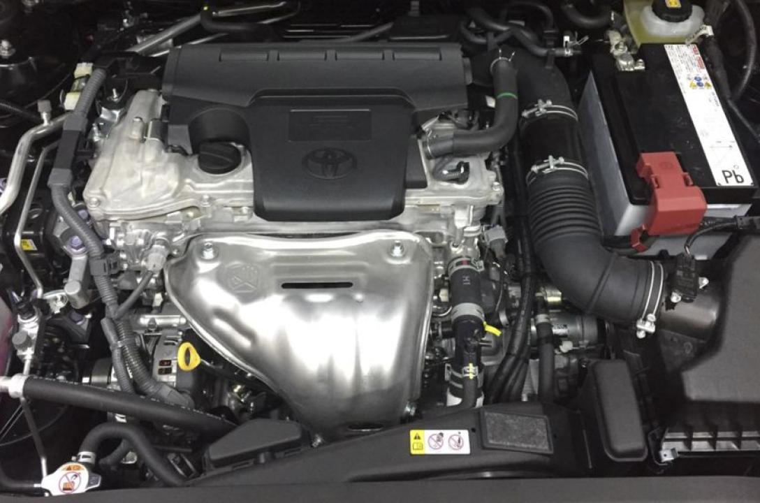 Загальний вигляд підкапотного простору Toyota Camry 70 2018 року