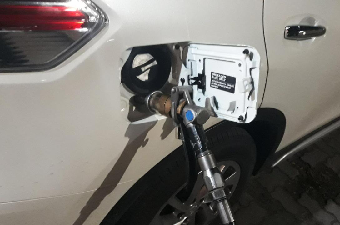 Газовий заправний пристрій в лючку бензобака