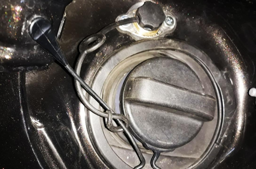 Газовий заправний пристрій в лючку бензобака