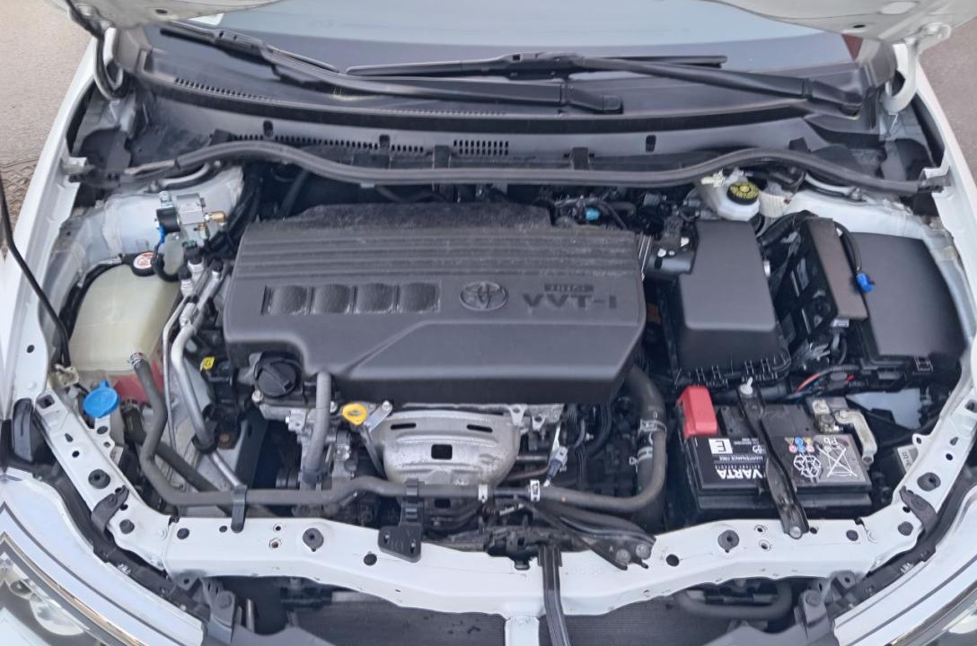 Ogólny widok przestrzeni pod maską po zainstalowaniu instalacji gazowej