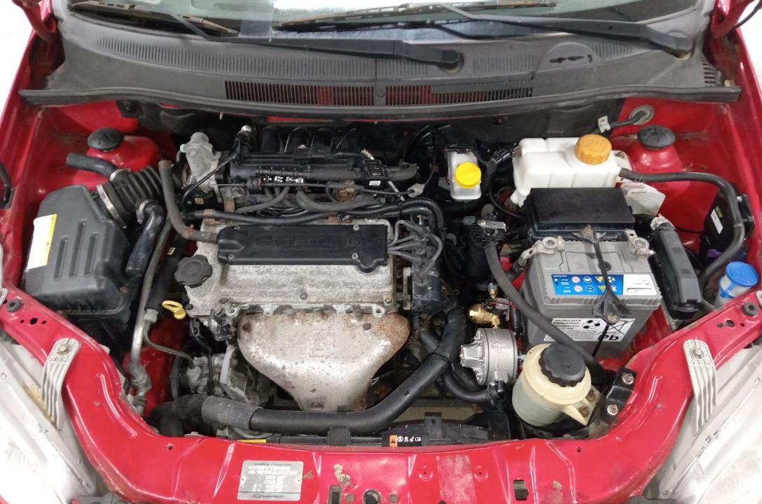 Ogólny widok przestrzeni pod maską po zainstalowaniu instalacji gazowej