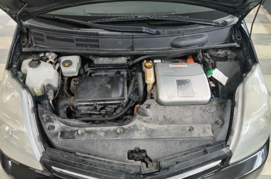 Загальний вигляд підкапотного простору Toyota Prius 1.5 2007 після акуратного встановлення ГБО майстрами нашої команди.