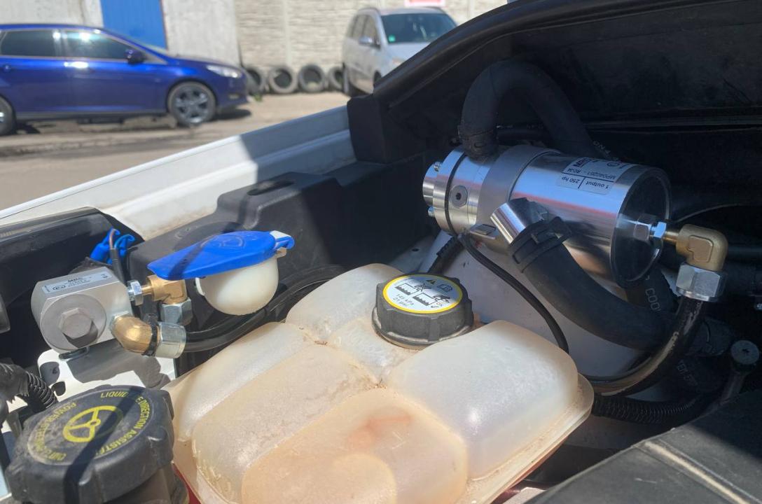 У даній конфігурації необхідний робочий тиск газу забезпечує найпотужніший газовий редуктор від MRC, - серії Power з електромагнітним клапаном LPG, і достатнім для такого двигуна запасом потужності до 350 к.с. За рахунок підвищеної п