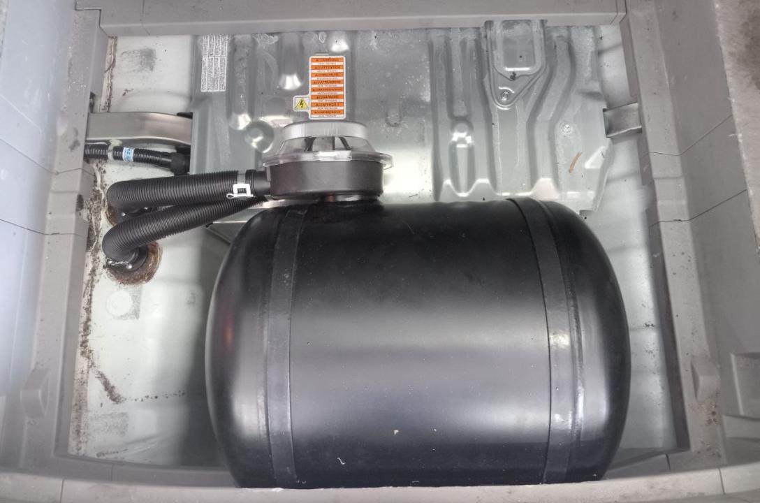 Газовий балон тут тороїдальної форми на 40l cyl. STAKO, встановлений в ніші запасного колеса. У балоні встановлено мультиклапан євростандарту з багатоступеневим захистом.