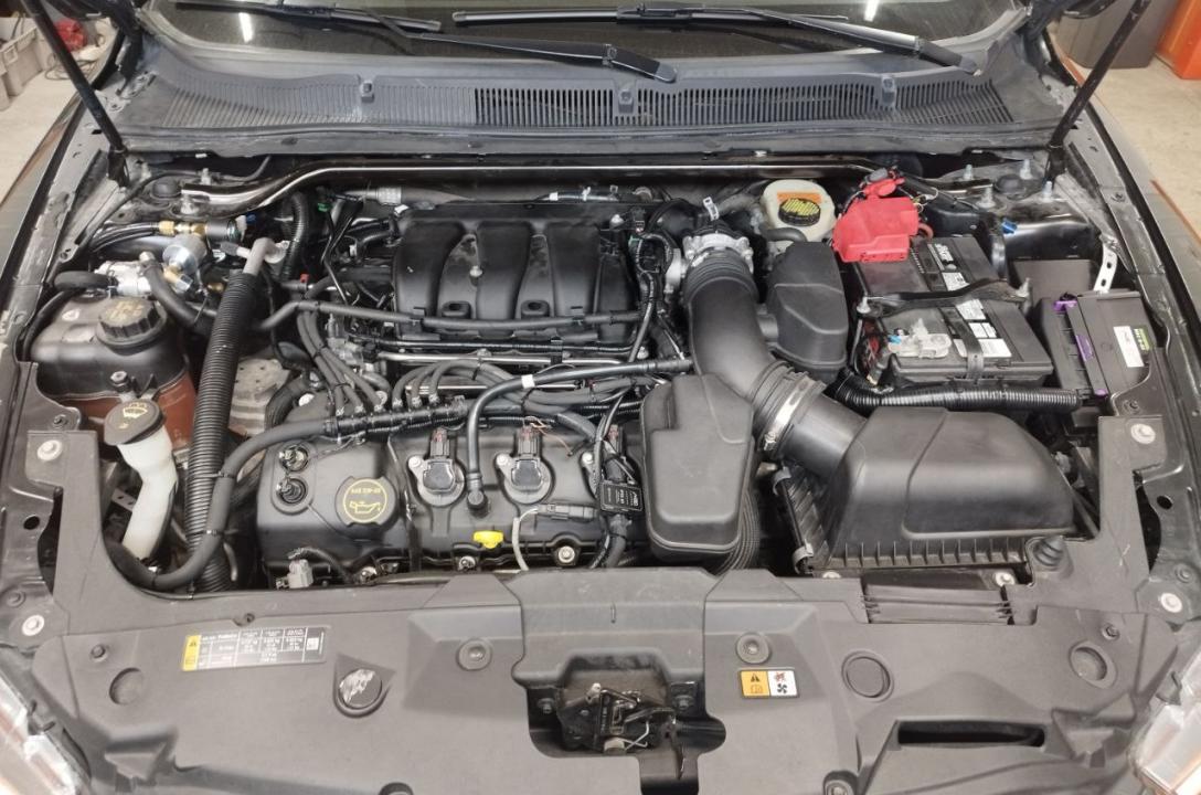 Загальний вигляд підкапотного простору Ford Taurus 3.5 2016 після установки ГБО.