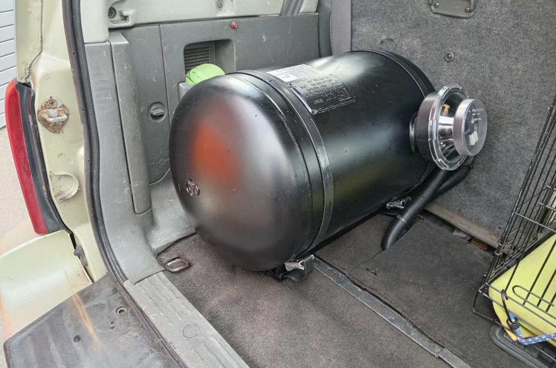 Газовый баллон здесь 50l, установленный в нише запасного колеса. В баллоне установлен мультиклапан евростандарта с многоступенчатой защитой.