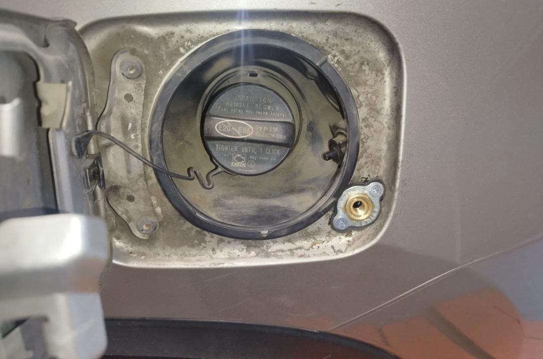 Заправний пристрій може бути розміщений як у люку бензобака, так і під бампером, або може бути вмонтований у порожнині бампера.