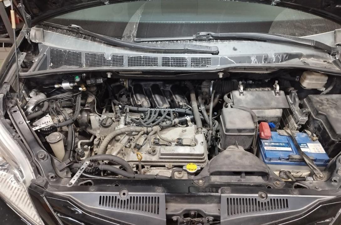 Загальний вигляд підкапотного простору Toyota Sienna 3.5 2011 після акуратного встановлення ГБО майстрами нашої команди.